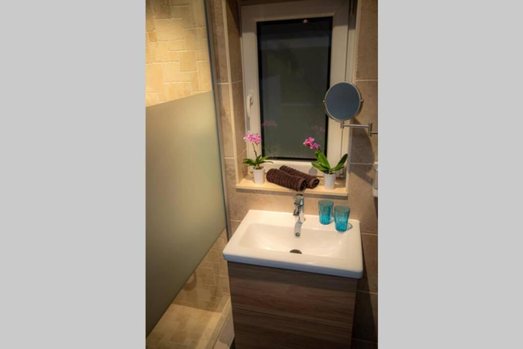 Le Spa Du Cabanon: Cabanon De Luxe Avec Spa Entierement Privatif Aye Exterior foto